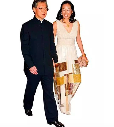 朱玲玲昔日开画展,罗康瑞到场祝贺,夫妻俩当众开怀大笑不惧围观_腾讯