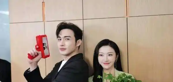 景甜挽手张彬彬扫楼,穿浅绿色的套装好清新,双眼紧闭._气质_风格_气息