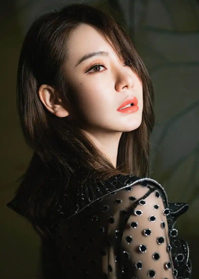 戚薇, 动与静,黑与白,在凝固中无尽流动.