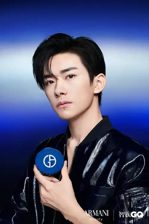 2021,一起预见底妆先锋 易烊千玺 x 阿玛尼蓝气垫全新广告大片上线