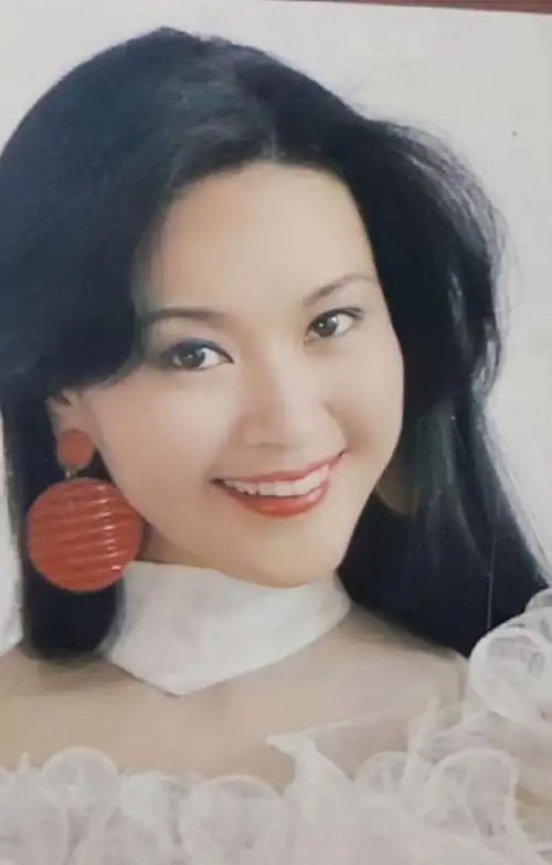 方舒这白头发还是染成黑茶色洋气,一头舒展的云朵卷,水润自然