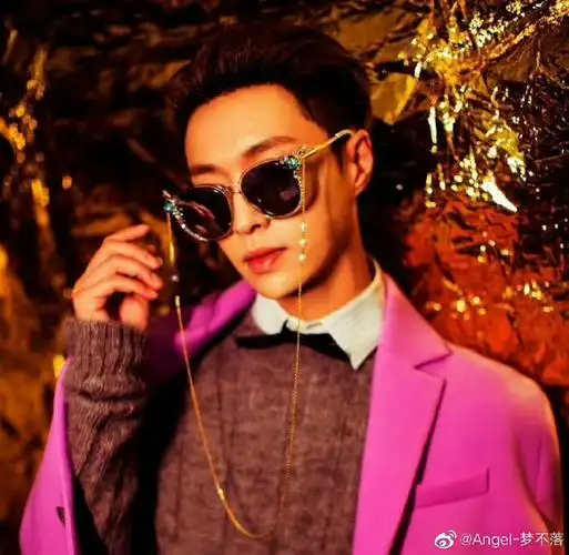 戴眼镜的张艺兴可大佬可乖萌 喜欢这么一位一人千面的小哥哥贝壳r太