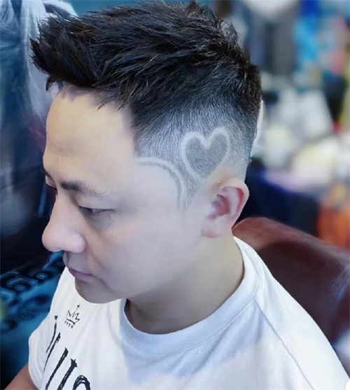 男生雕刻图案短发,绝对能使男生的气势度体现,硬汉时尚感爆棚.