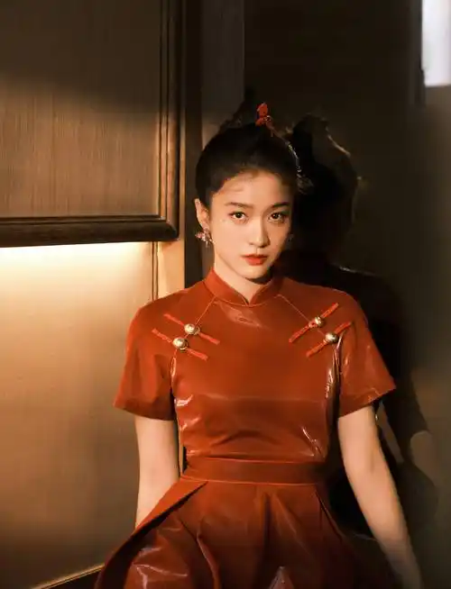 张雪迎穿红裙化身国风美少女 盘发泪痣清新又俏皮