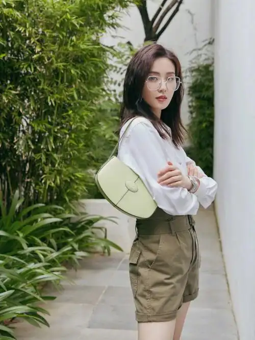 白衬衫77卡其军绿短裤夏日清爽刘诗诗