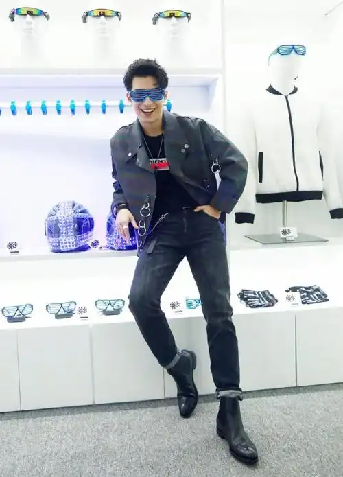 窦骁182cm身材比例真好,衣品干净帅气,难怪何超莲这么喜欢他