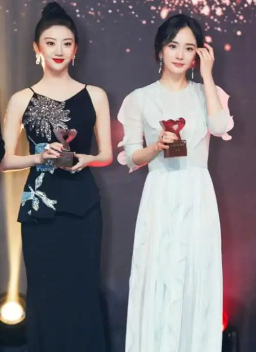 35岁景甜和37岁杨幂同框:一个明艳性感大方,一个含胸驼背不好看|穿搭