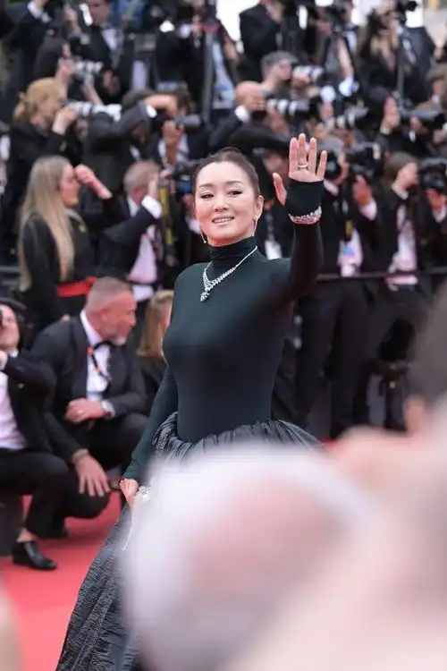巩俐亮相戛纳电影节开幕红毯,熟悉的挥手姿势,气场很足|巩俐|戛纳电影