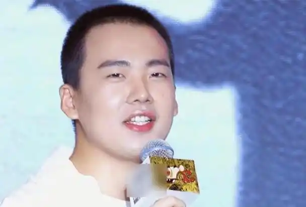 不过,他最初也没打算进娱乐圈,跟着老爸的德云社说相声,做谐星反而胖