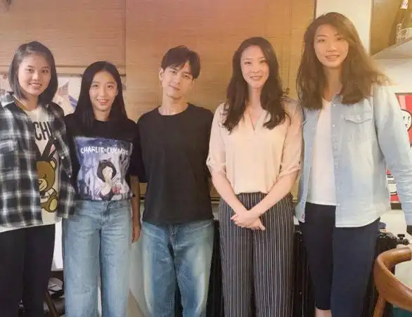 李现坐着,千玺跳起来,他却让惠若琪弯下腰|惠若琪|李现|身高_新浪新闻