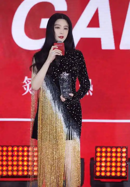 范冰冰穿恨天高高跟鞋出席活动,人美身材好,丝毫不像快40岁人_穿着