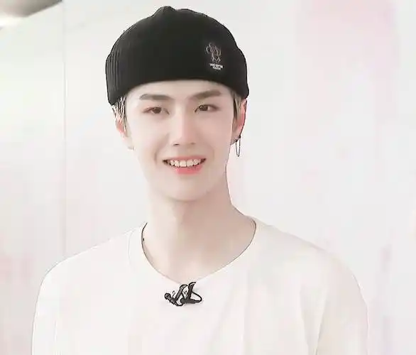 原创王一博14岁时竟给韩庚当过伴舞看到旧照后帅的我差点没认出来