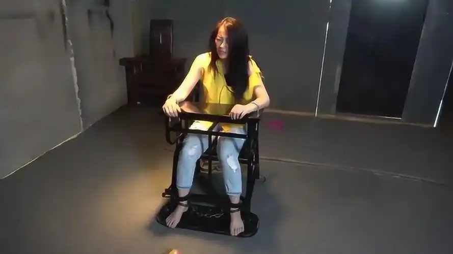 女囚犯带着沉重的脚镣要怎么才能换内衣方法你绝对想不到