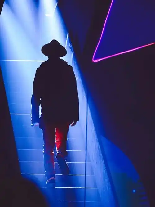 让温暖从背后慢慢包围过来王俊凯的背影可以做到