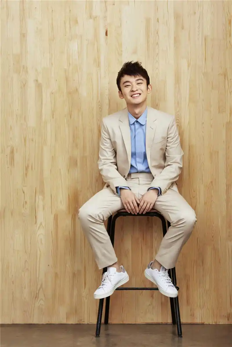 董子健写真打破次元壁 年轻霸道总裁近在眼前