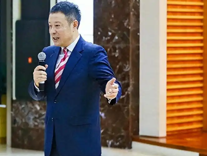 "央视最不靠谱的人":主持天气预报近30年的他,其实是个"临时工",你