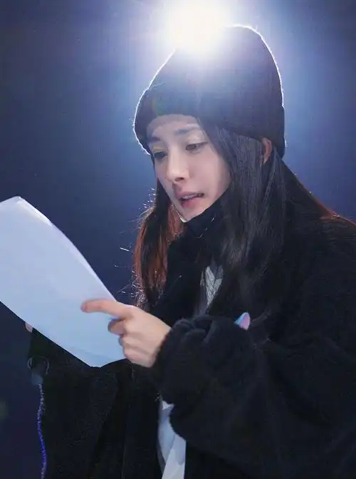 杨幂素颜彩排节目穿豹纹牛仔裤大秀筷子腿没化妆看着好奶