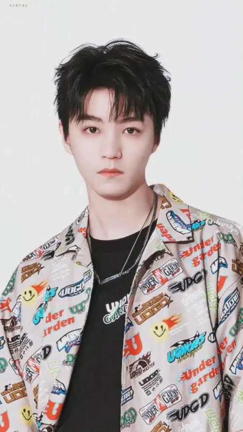 王俊凯新图帅气有型的代言人