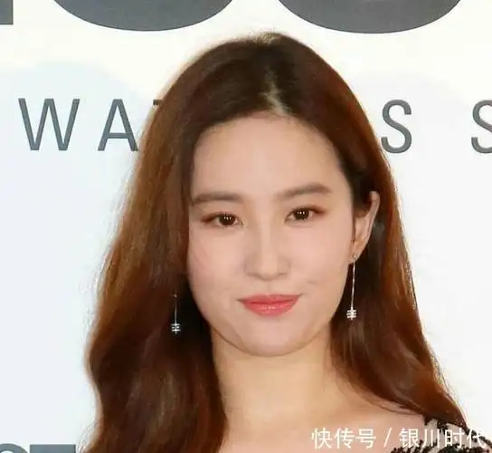 31岁刘亦菲近照,未ps镜头下胖了一圈,胯宽手臂粗仙气全无!