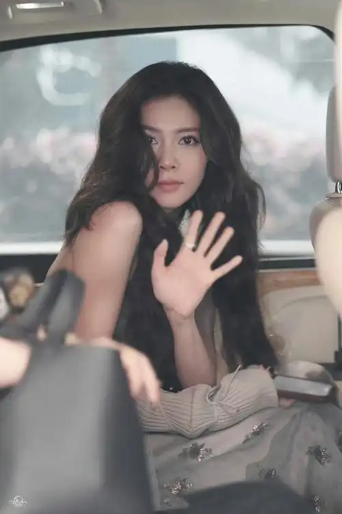 因为浪姐,宋妍霏又火起来了,最初看她还是和鹿晗的《穿越火线》,后来