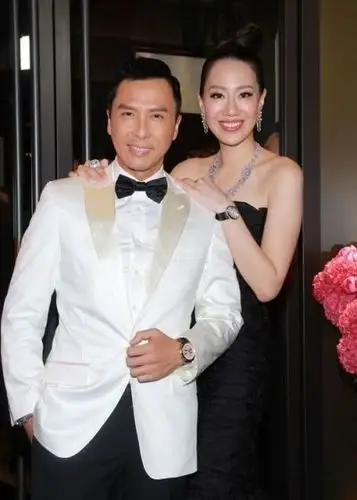 汪诗诗晒出老公甄子丹共进晚餐照:画面温馨幸福