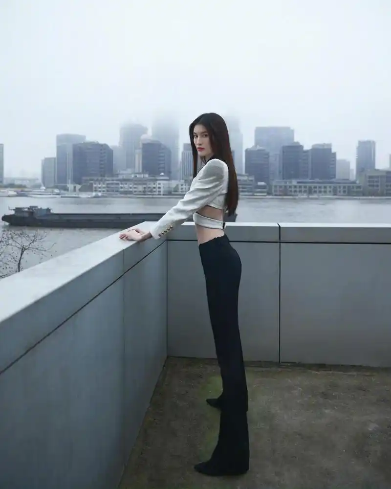 何穗也太会玩了,穿西装还要"露大半截",超模腰大长腿比例绝了_身材