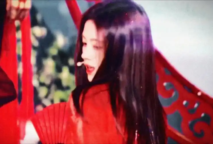 鞠婧祎|一袭红衣惊艳登场,手中折扇轻盈飞舞