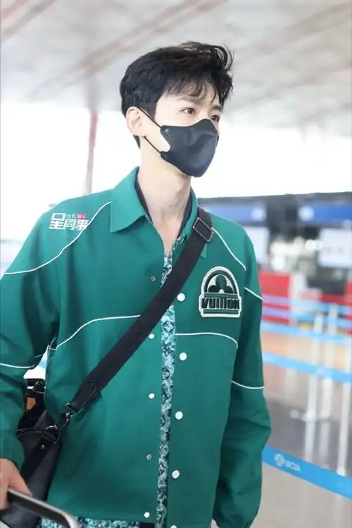 白敬亭出发巴黎生图##白敬亭绿色系穿搭