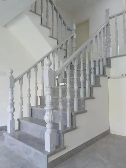 浅灰色烤漆楼梯扶手