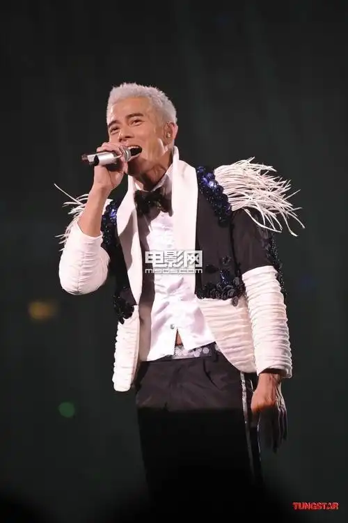 郭富城演唱会首场开幕 白发白眉登场大跳特技舞