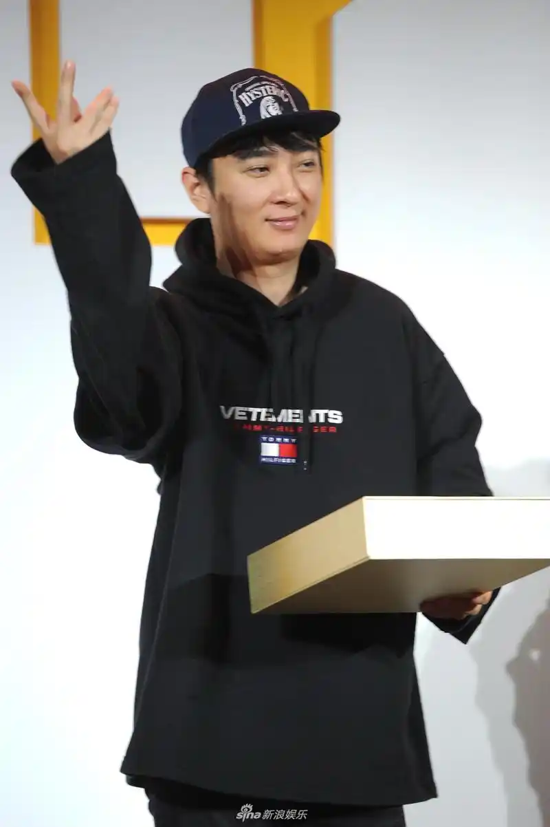 王思聪现身路边摊玩飞镖射气球,携女友游台北