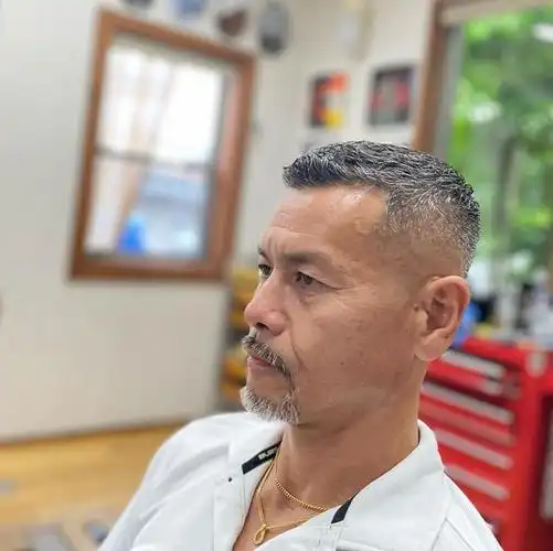 白发大叔,剪款周边光发型,真帅气