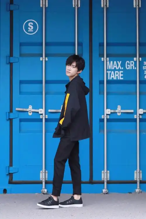 易烊千玺晒华为花絮照,光影下展现完美侧颜杀,引粉丝狂舔屏