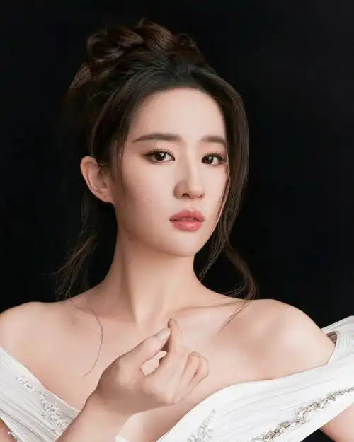 身穿白色高定礼服亮相,化身优雅贵气的白天鹅～06#刘亦菲高定白裙