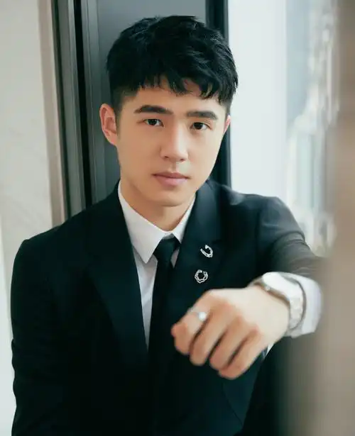 刘昊然俊朗帅气西装写真图片16