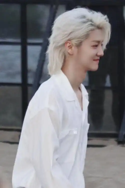 鹿晗阿那亚线下活动##鹿晗银色长发白衬衫