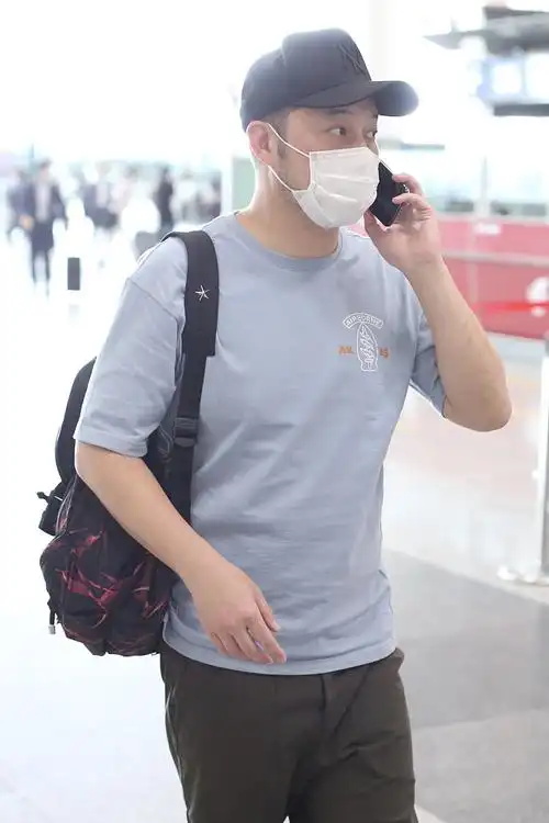 组图:沙溢戴棒球帽踩潮鞋舒适休闲 不停打电话似业务繁忙