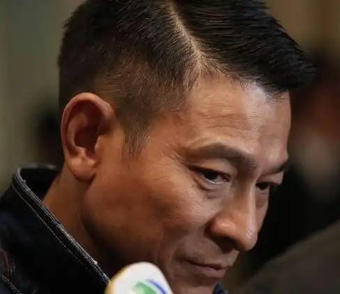 57岁刘德华近照曝光,脸颊太瘦皱纹多,网友:男神真的老了