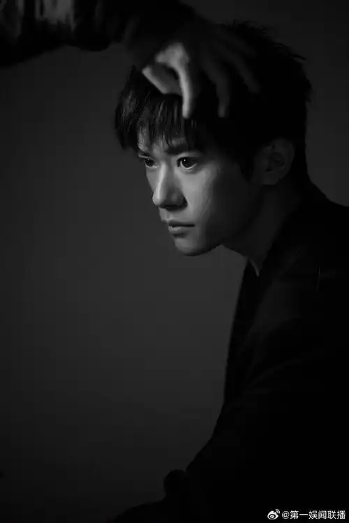 易烊千玺眼睛肿了#易烊千玺最新照片中,眼睛看着好像肿了,是不是最近