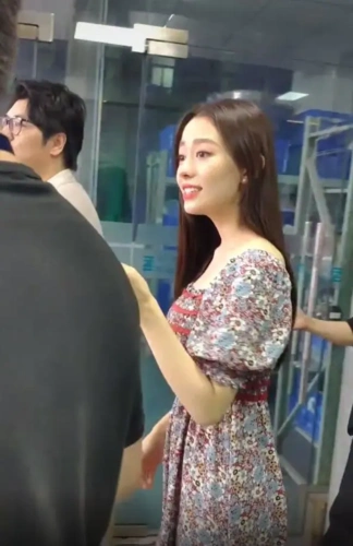 组图:郎朗携娇妻合体现身 吉娜穿碎花连衣裙面带微笑娇美可爱