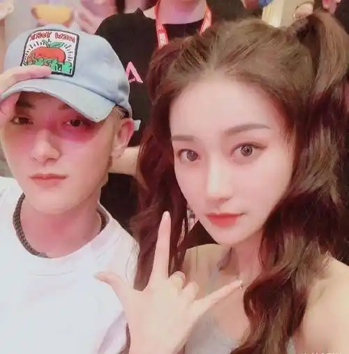 孙如云和黄子韬撞脸后,与鹿晗合照被误认成是关晓彤,图文不符?