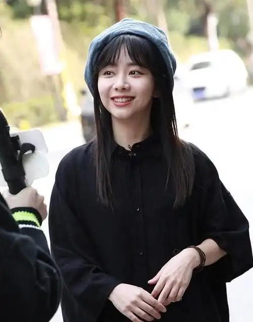 30岁了还在演高中生谭松韵的逆龄穿搭成了个谜