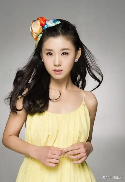 李小萌:出道20年,与王雷相爱15年生一子,36岁怀二胎,人生圆满