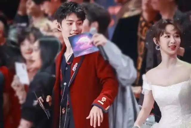 回忆一下余生吧,战哥当时在星光大赏候场的时候,还对杨紫讲了好多话