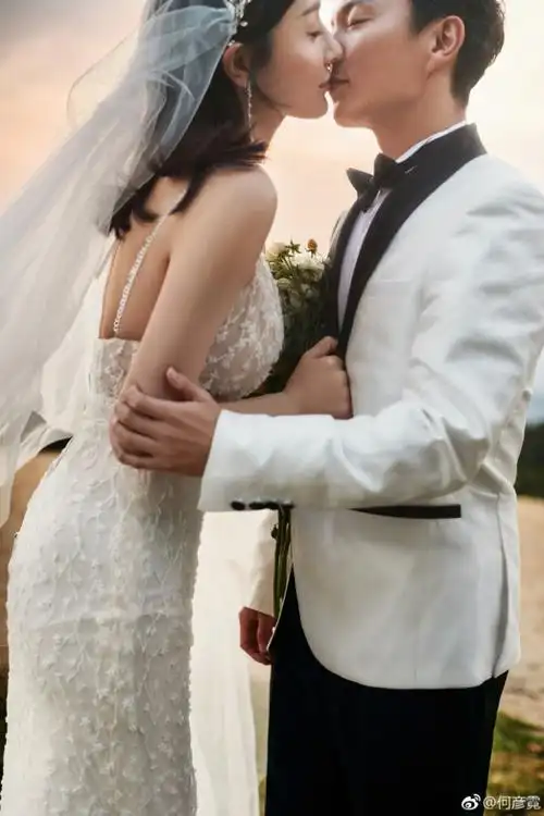 后经朋友介绍,何彦霓26岁就嫁给了谢苗,13年他们的女儿糖豆出生了,一