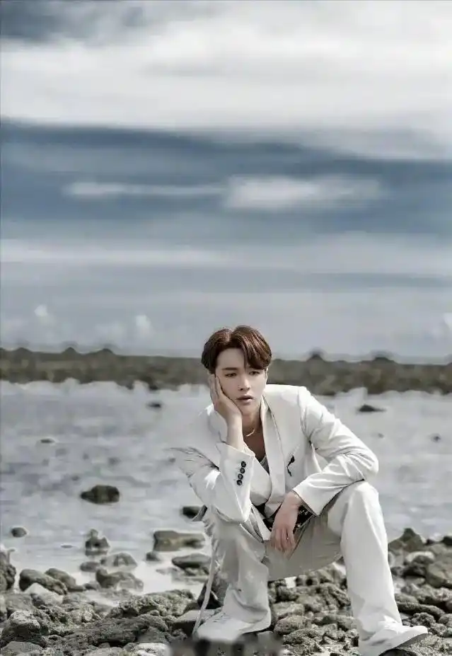 张艺兴白色西装造型令人"折腰",张艺兴穿了一款廓形印花西装外套,裤子