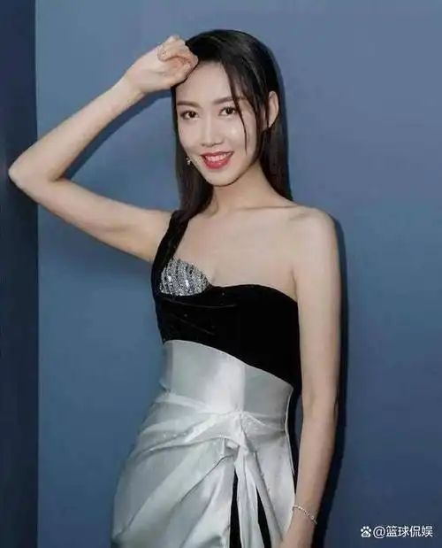 高露撩发走轻熟风女人味十足,皮肤状态满分竟然这么性感!