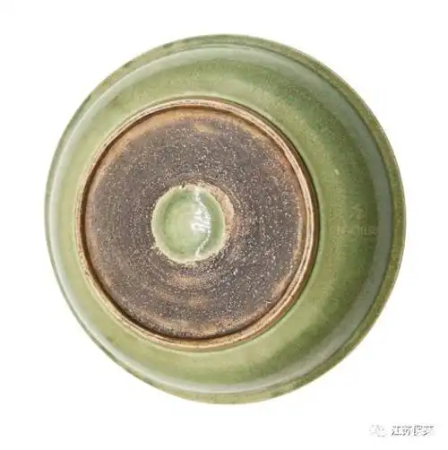 【明代龙泉釉暗刻麒麟花口大盘 底部】