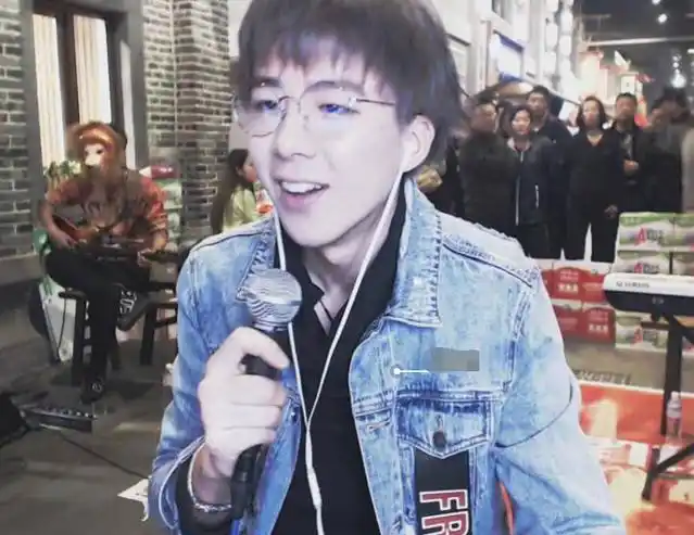 作为最近直播圈的黑马摩登兄弟的人气也是一路飙升