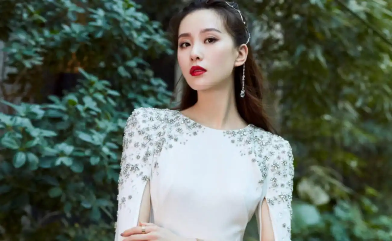 angelababy杨颖,倪妮,刘诗诗等均被猜测.